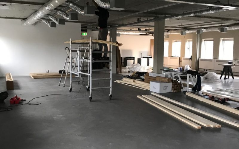 Montage van luchtkanalen wandgoot en kabelgoot