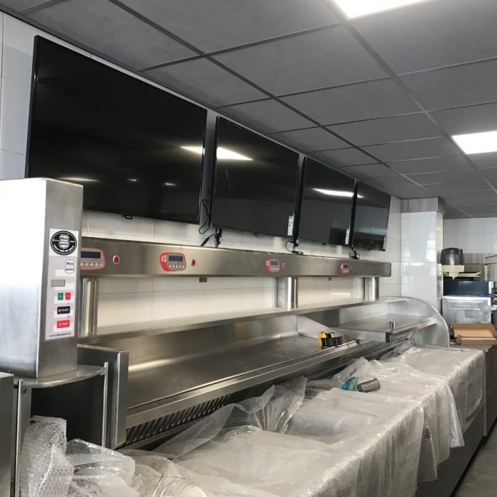 Complete renovatie van een snackbar. Een nieuwe elektra installatie, led panelen en het plaatsen van schermen.